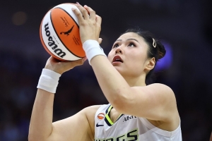 达拉斯飞翼75-81华盛顿神秘人 李月汝2投0中没得分拿到3板2助