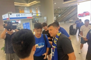 媒体人：申花与米洛耶维奇可能先签“0.5+N”每月给团队发薪水