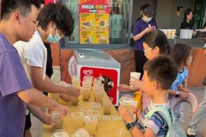 博主：上海海港在上汽浦东足球场客队区为大连球迷免费提供绿豆汤