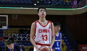 游刃有余！张懿赵杰半场12分钟3中2贡献7分4板 正负值+10