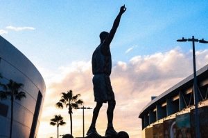 湖人致敬科比：让篮球运动因你变得更好 离开之时以传奇之姿离去