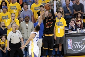 美媒：欧文可能是NBA唯一能在任何夜晚和库里正面对飙的控卫