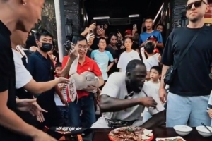 追梦：我在中国被活鹅吓得半死 黑人基因里没有招惹活物的习惯