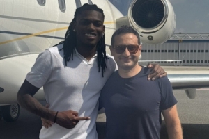 罗马诺晒照：莱奥与律师前往土耳其，今天和加拉塔萨雷签约