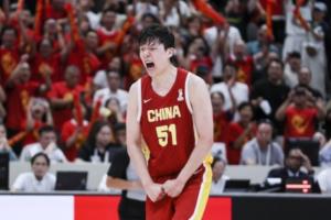 太硬了！杨瀚森绝杀后握拳怒吼发泄 现场球迷扬旗庆祝！