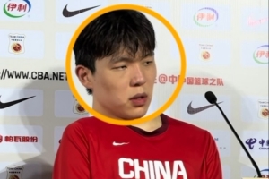 打小就爱学习~杨瀚森赛后新闻发布会上跟着翻译做“同声传译”