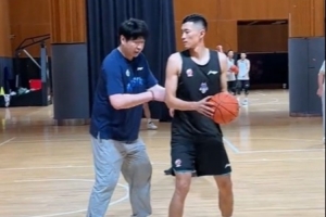 山东男篮晒训练视频：邱彪指导教你如何做到投篮就像呼吸一样简单