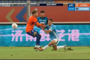 克雷桑踩倒对手，VAR介入查看是否红牌！