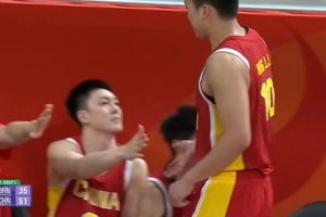 不在状态！王俊杰第三节初累计4犯被迫下场 6投仅1中拿3分