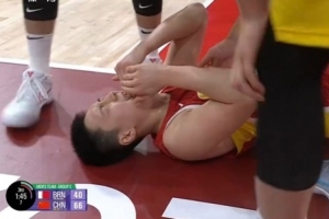 打不过就玩赖？胡明轩突破被打到面部&躺在地上很难受 好在无碍