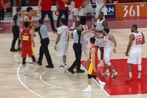 干啥呢！三节结束时 焦泊乔篮下卡位和对方身体对抗 随后吵起来了