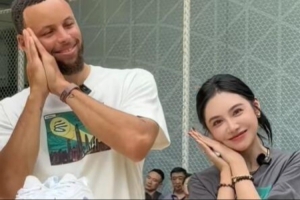 梦幻联动！库里中国行与美娜同框 一起做出经典“晚安”庆祝动作