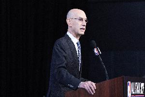 媒体人：萧华深知威慑球队比威慑球员重要 他的铁腕处罚影响深远