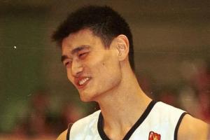 放到现在不无敌了？来看看20岁姚明是怎么打球的？各种三分+炸扣