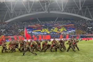 苏超：泰州队“抢8”生死战，球迷打出“一战凌云”Tifo激励球队