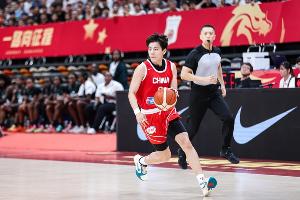 划划水！杨舒予半场三分1中0 拿到2篮板1助攻另有2失误