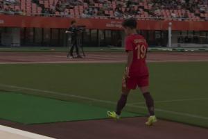 中国女足20分钟进行换人调整，张琳艳疑似因伤下场，谢宗梅被换上