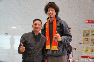 德万特·威尔逊飞抵长春 吉林男篮副董何长江及球迷赴机场迎接