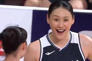 怎么那么高啊！张子宇站着轻松2+1 韩国女篮气笑了