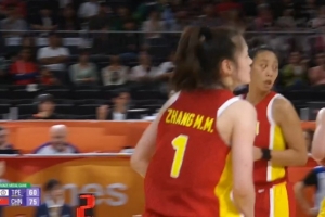 高难度！张曼曼持球面对防守 强投三分压哨命中