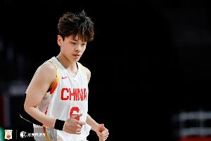 手感不佳但少不了！杨舒予正负值+19全场最高 10中1得4分3板6助