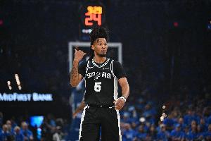 GQ：卡斯尔24年拒绝试训老鹰 因不想在特雷·杨身边主打无球