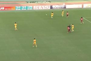 手球吗？张玉宁禁区内射门被封堵，中国队球员向裁判投诉对方手球