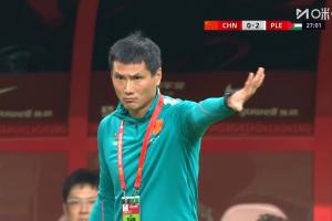 踢得是个啥？国足进攻端多次传球不知所云，防守端多次漏人、踢疵