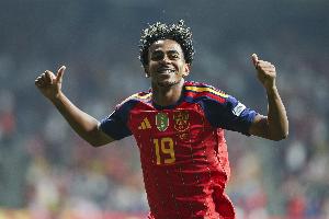 暖心！3-1战胜捷克后，亚马尔专程前往场边和看台送下小球迷合影