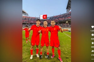 朱辰杰晒超龄球员合照等多图庆祝，汪海健：移动的中国长城