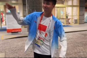 姐姐让王钰栋再跳一遍“马竞战舞”，王钰栋乖乖照做
