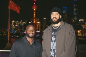 麦基晒与网球名将蒂亚福上海合影：无论在哪赢家总会碰到一起