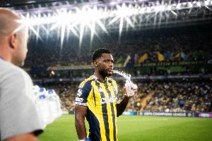 弗雷德：在费内巴切时我们让杜兰去训练，他说自己很有钱没必要跑