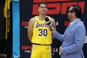 湖人自媒体：马农防守存在感远超数据 若练出进攻就能留在NBA