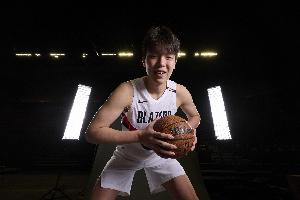 杨瀚森去年季前赛首战也是打勇士 替补21分钟5中2得4分4板1助&6犯