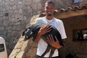 告别休赛期！文班更新社媒晒出日常生活点滴及与队友互动瞬间
