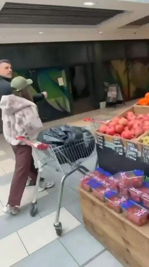 球迷当街嘲讽扎卡伪造疫苗接种，球员本人情绪激动几欲上前理论