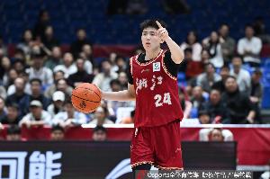 成长了不少！李悦洲半场出战13分钟 三分3中2拿到7分