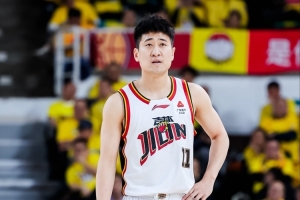 三分没开！姜伟泽14投5中&三分7中1得到19分3板8助1断