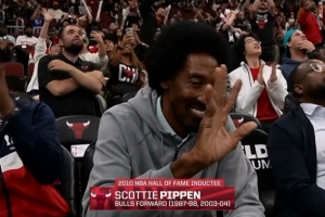略显沧桑！公牛名宿皮蓬现场关注公牛与灰熊季前赛