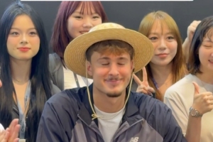新造型不错！弗拉格头戴草帽参加活动 身边美女环绕