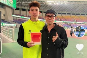 王钰栋社媒晒照与歌手余佳运合影 代表作品《九月底》