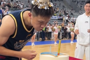 场面温馨！赛后全场观众和广东男篮众将为周鹏庆祝37岁生日