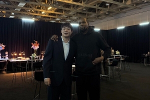 丁彦雨航晒与杜兰特合照+签名球衣：继科比之后最爱的球员 圆满了