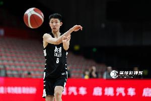 新华社：篮球新秀出国留洋热潮背后的思考 成效仍待时间检验