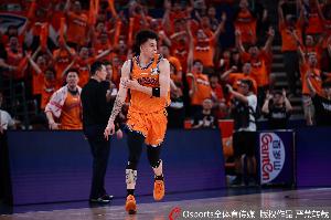 予取予求！张镇麟半场9中5拿到10分5篮板1抢断 正负值达+15
