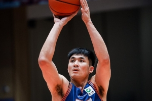 效率很高！洪辛8中5拿到15分6板 三分6中4