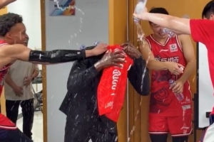 主场开门红！主教练帕金斯龙狮执教生涯首战即胜利！