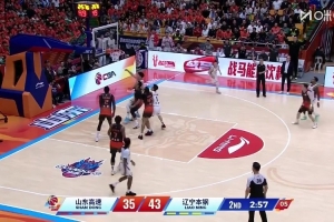鄢手骐突破妙传爱德华兹命中三分 杨鸣：鄢手骐这球转移的好！