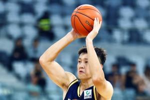 效率很高！周鹏4投3中&三分2中1得到7分3板1助1帽